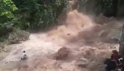 [PSA] Since its in the middle of the Rainy Season, Let's Be EXTRA careful around Falls and Rivers! Ito nangyari kahapon sa Catmon, Cebu. Flashflood in falls and rivers can happen IN SECONDS. Ingat po tayong lahat
