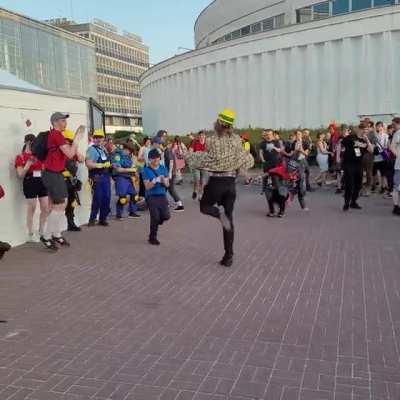 Goro Majima dances with the Team Fortress 2 Team on Pykron 2019 :D!