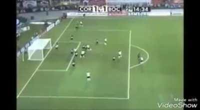 Já que na Argentina, querem tratar o jogo de ontem como o maior roubo da libertadores. Vamos relembrar um dos maiores roubos (senão o maior) para time argentino. Foram dois pênaltis não marcados e dois gols mal anulados