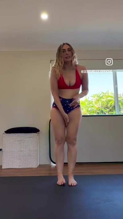 Elle Blume teaching how to make it clap