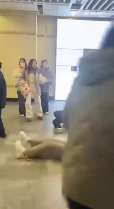 地铁站两个年轻女子发生矛盾争吵 几秒后双方竟 都躺倒在地开始狂飙演技