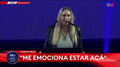 ¿Soy el único que cree que cada aparicion pública de esta mina le resta imagen a Milei?