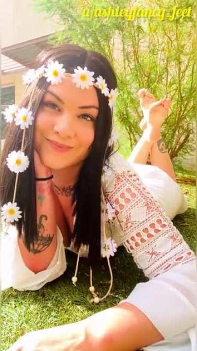 ☮️💗 and 🦶🏻