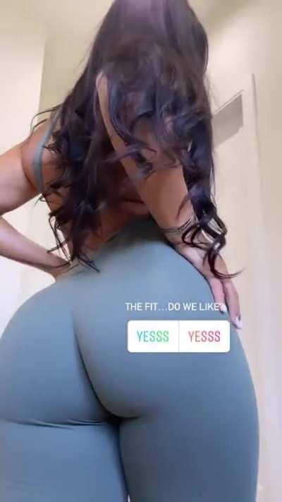 Her 🍑looking juicy as usual