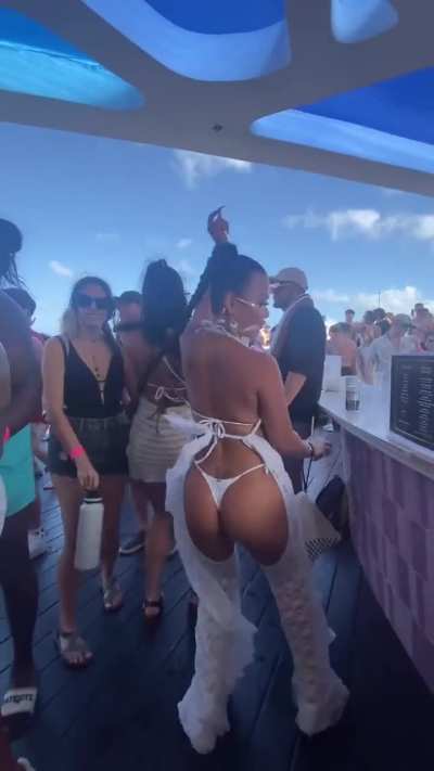 Sue Le (IG: barbellemami_the_ifbbpro)