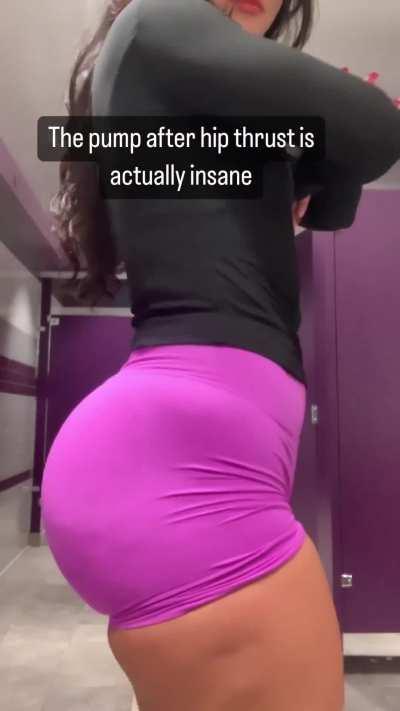 Damn! What a thick dumper! 🤤🍑