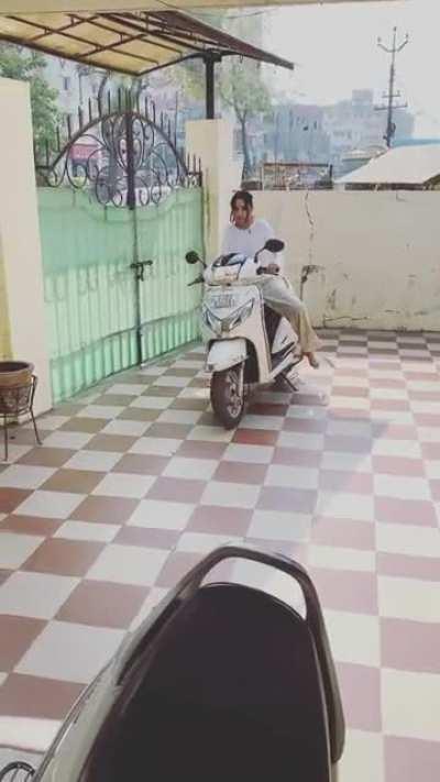 Papa ki umeedon pe scooty Chadha di