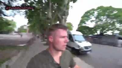 Youtuber de Sudáfrica se adentra en las profundidades de la villa 31 y un parrillero le recuerda que esta en Argentina no en Finlandia.