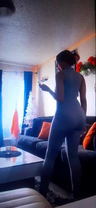 That women has a wind bag booty ohh.🍦🍦🍦🍭🍭🍭🥥🥥🥥