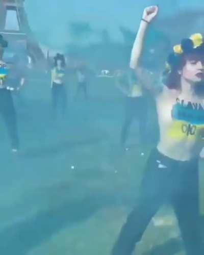 Feministas fazendo protesto contra Putin de tet4s de fora em Paris. Agora ele desiste!