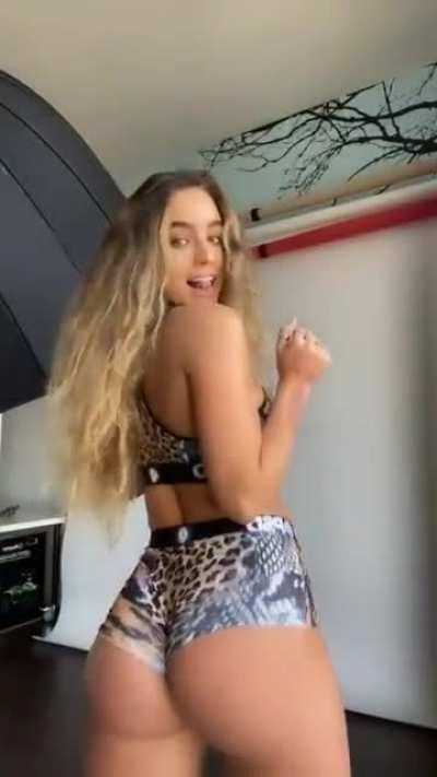 Those pants 🔥😍