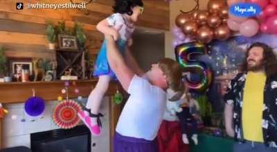 Little girl assigned her dad the role of Luisa for her Encanto-themed birthday party.