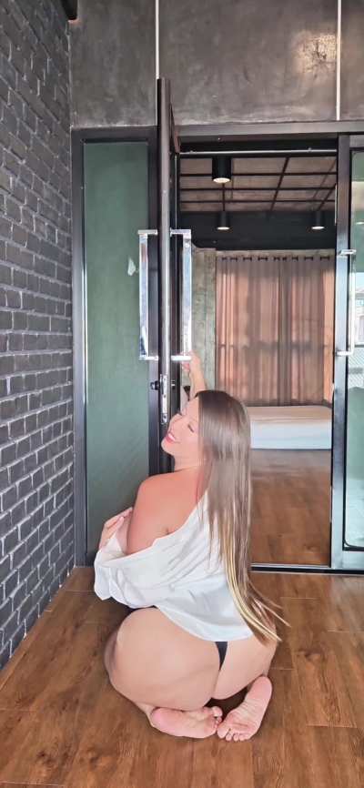 Curves like this deserve to be appreciated raw