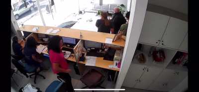 Córdoba: Una chica se fue a hacer una ecografía y como la clínica extravió su turno se la agarró con las plantas del establecimiento