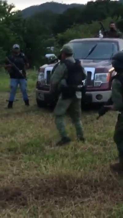 Mercenarios bailando la cumbia de tilín