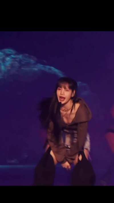Lisa's cleavage in the show, slowmo 🤤🤤