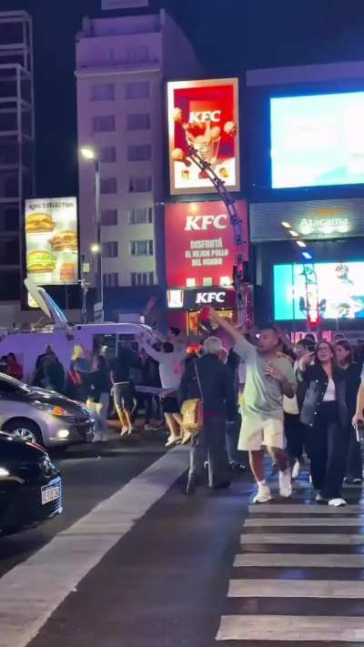 El Obelisco con los colores de Venezuela