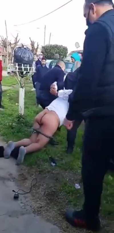 Rastrero empalado con escoba por robar estereo en I. Casanova (La Matanza).