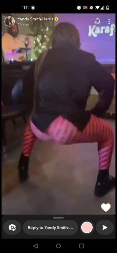 Yandy throwing azz