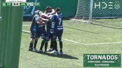 Por que está duki relatando a la reserva de Excursionistas?