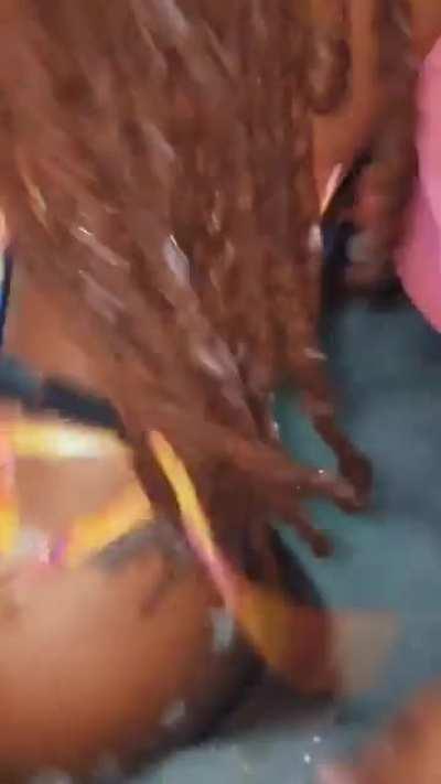 Her waistline's on fire 🔥 (@sheycyrena)