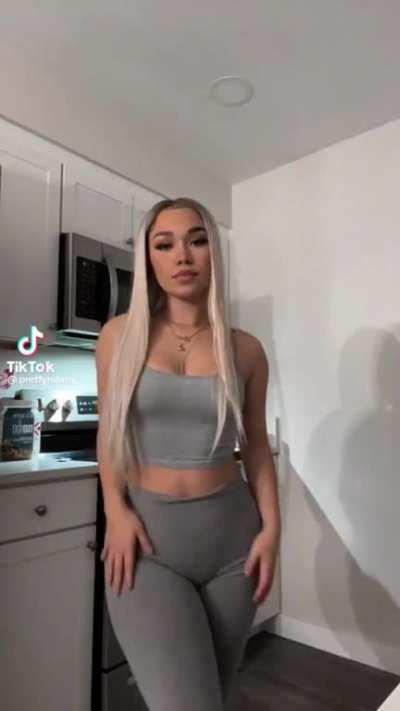 Blonde makes her act up