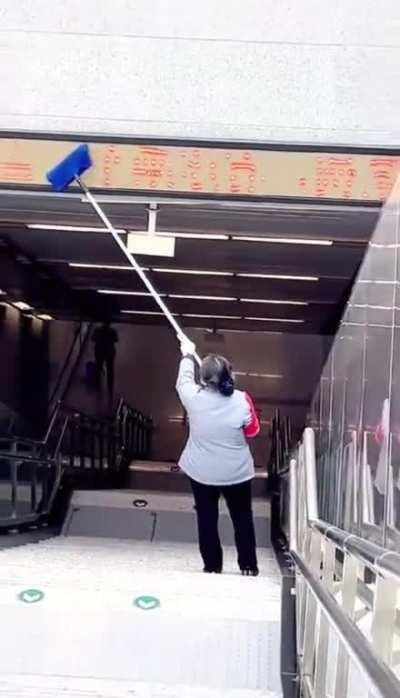 To clean a scrolling LED screen…