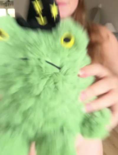 What’s cuter, my bush or my new frog friend? 🐸