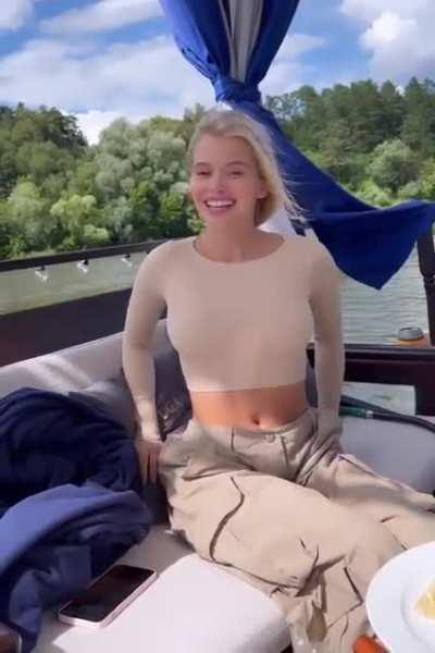 Alla Bruletova - Smile face in restaurant