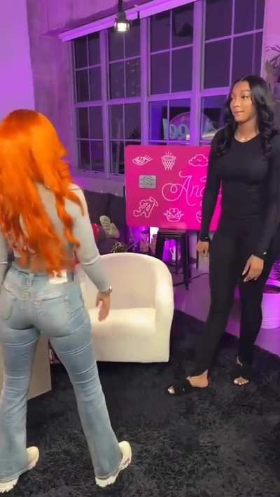 Angel Shaking it 🥵