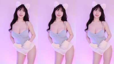 y970308 dances to I Want to be a Cat