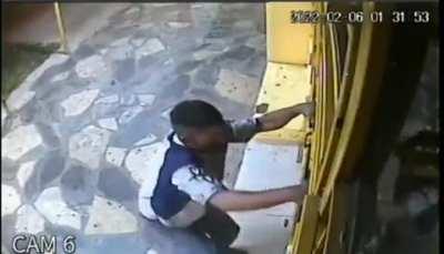 [ZÁRATE] Chorrito intentando colarse es ahuyentado a escobazos