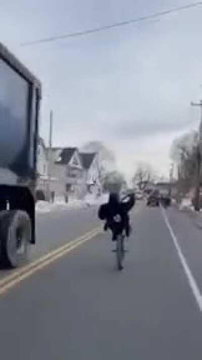 Idiot show off on road