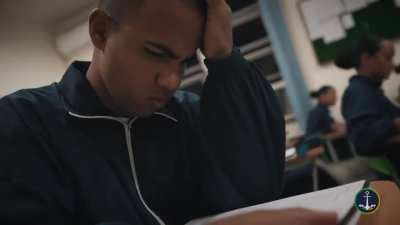 Em resposta à reforma da previdência de militares, proposta por Haddad, Marinha exibe imagens de membros em treinamentos enquanto outras pessoas estão em momentos de lazer, encerrando com a pergunta: “Privilégios? Vem pra Marinha”.