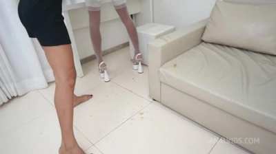 Cutie leaking shit after taking out her buttplug.