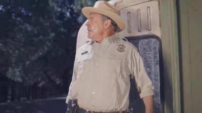 Не бойтесь,она просто играет