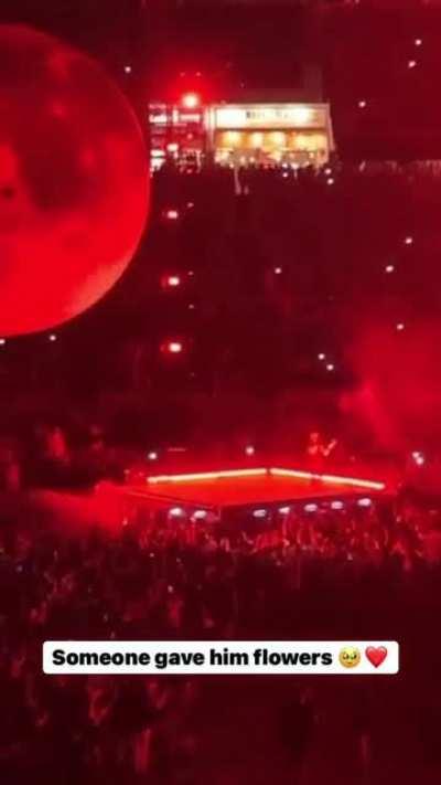 Wholesome! A fan gave Abel flowers!🫶🏻🌸