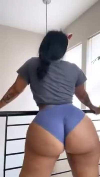 Idc what anybody say, I’d crack her muffin …. Respectfully