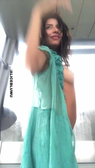 I can show you other beautiful things that Medellín has to offer.