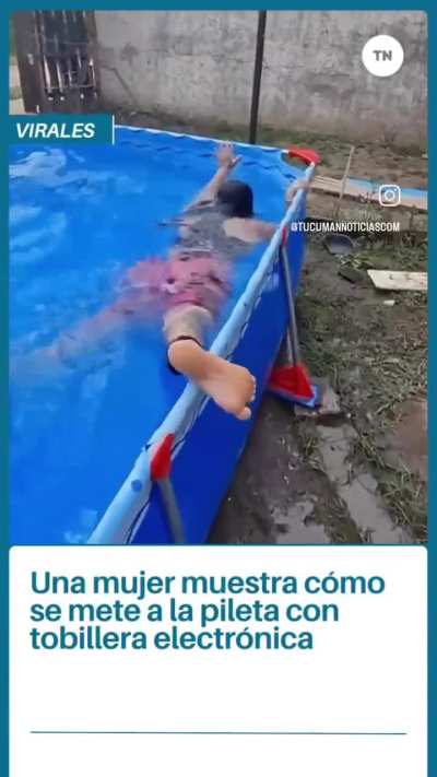 Una mujer con arresto domiciliario te muestra como se mete en la pileta con tobillera electrónica: