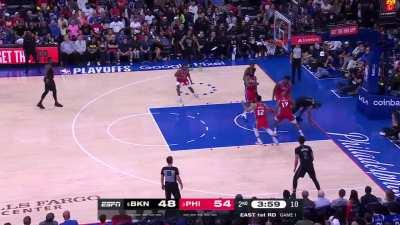 [Highlight] Mikal Bridges tries to iso on Embiid and Embiid says no