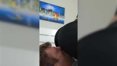 How does the gas smell through my sweaty yoga pants, loser? 🍑💨💨