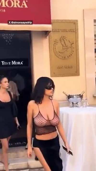 Bianca Censori (gif from Spain)