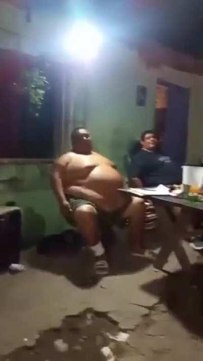 Captan a api en un asadito con los pibes