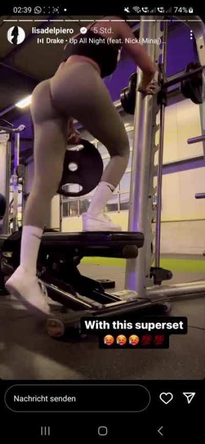 @lisadelpiero I'm so tired of seeing butts. Also she claims ✨no BBL, just hard work ✨