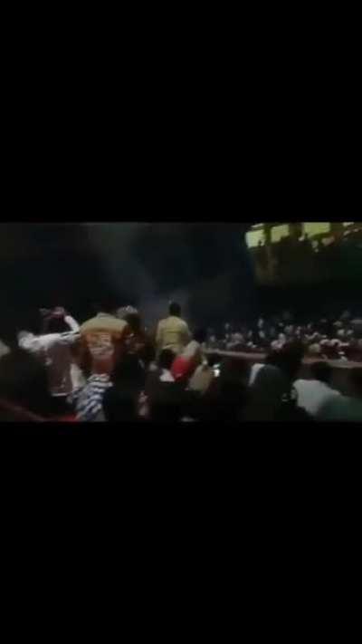 Salman boi ki fans theatre mai macha rahai hai