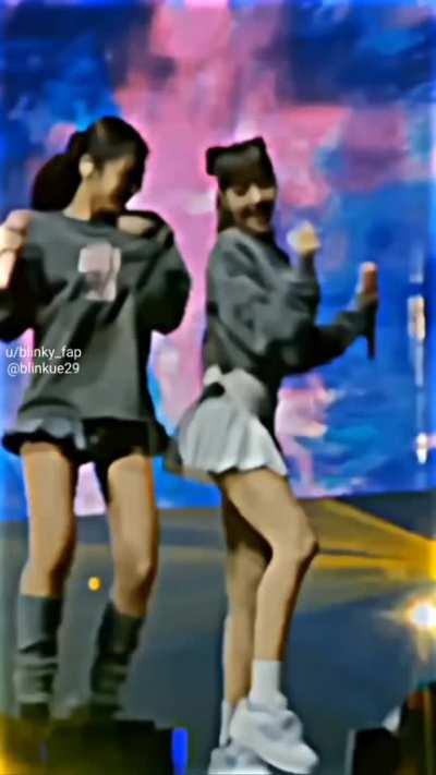 Lisa loves to flash her ass 🍑 💦 (enhanced + looped)