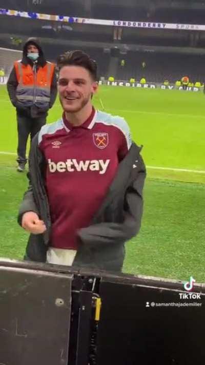 Class act from Declan Rice given his shirt to a Spurs fan 👏👏