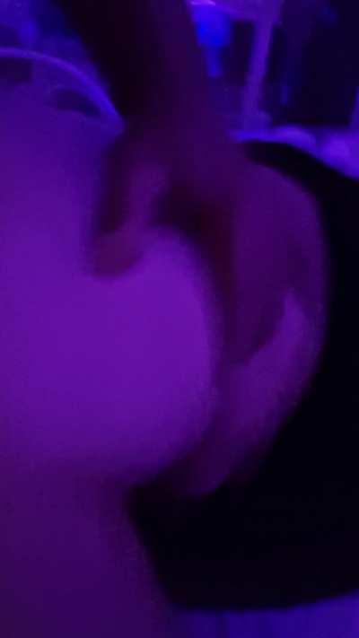 Arab guy is pounding a White Girl doggystyle - Rebeu défonce une blanche à quatre pattes