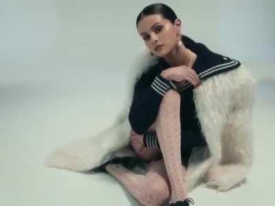 That right hand on that thigh 😈